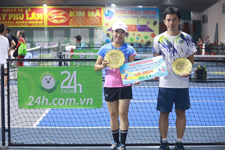 Atlet tenis cantik Vinh Long menahan rasa sakit untuk memenangkan 3 gelar di turnamen pickleball teratas di Barat